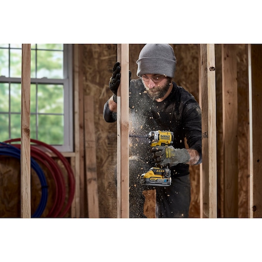 DEWALT tool in use on site. SKUs: DCZ507T2-XE, DCZ407P1T1-XE, DCZ607X2-XE, DCZ503X2-XE, DCF860N. Photography.