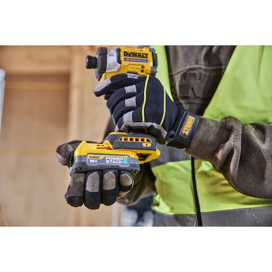 DEWALT DCZ507T2-XE, DCZ407P1T1-XE, DCZ607X2-XE, DCZ503X2-XE, DCF860N tools held by worker with gloves.