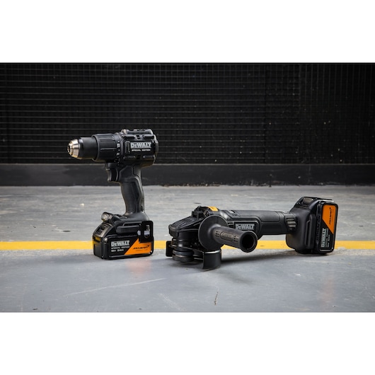 DEWALT tools set DCK2223MP2T-QW, DCK2223MP2T on floor. Drill and angle grinder shown. Photography category.