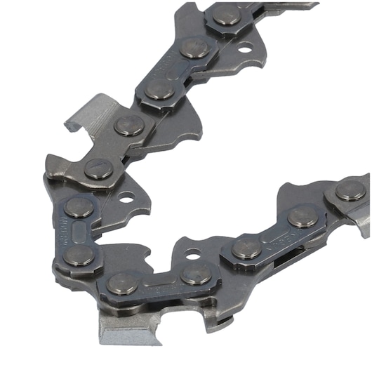 Close-up of a metal chainsaw chain with sharp cutting teeth, shown against a white background.