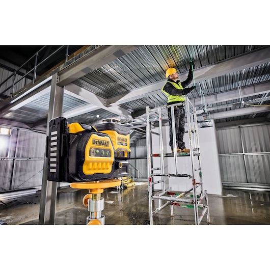 18V/12V XR 3 x 360⁰ krydslinjelaser, grøn, 1 x 2.0 Ah