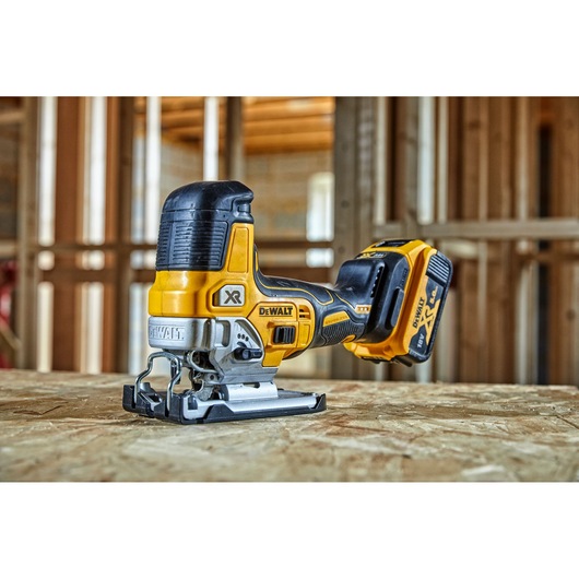 18V XR kulløs stiksav med body-greb, 2 x 5Ah