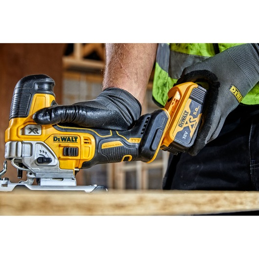 18V XR kulløs stiksav med body-greb, 2 x 5Ah