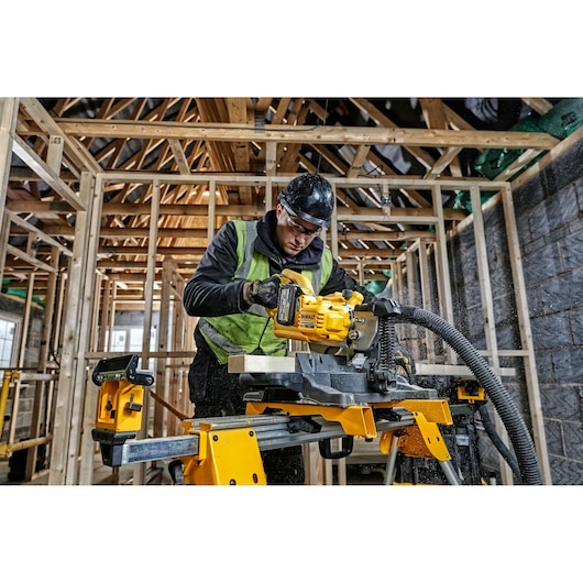 54V XR FLEXVOLT 216mm geringssav m. 2 batterier