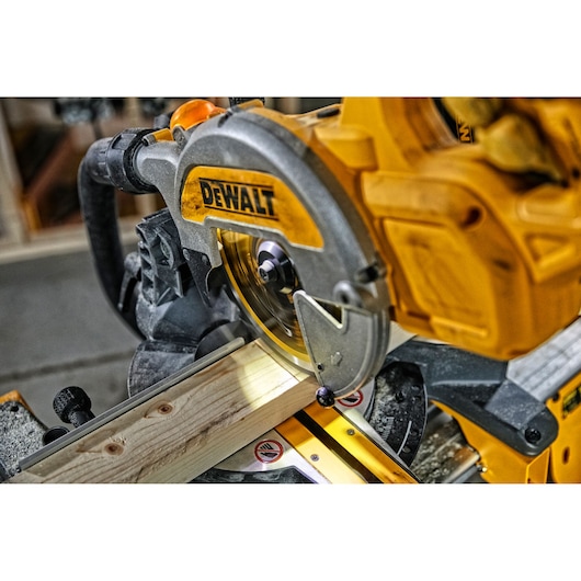 54V XR FLEXVOLT 216mm geringssav m. 2 batterier